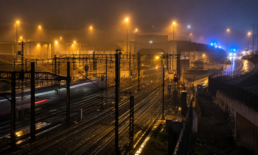 Pociąg towarowy uderzył w busa z kierowcami ciężarówek przy wjeździe do tunelu pod La Manche – 19 rannych