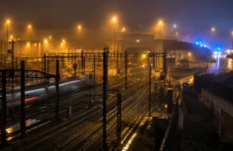 Pociąg towarowy uderzył w busa z kierowcami ciężarówek przy wjeździe do tunelu pod La Manche – 19 rannych