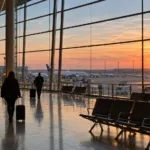 Mniej pasażerów na lotniskach Roissy i Orly – pierwszy spadek ruchu od pandemii przez drożejące paliwo lotnicze