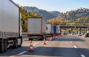 Kierowcy ciężarówek zablokowali autostradę A7 koło Marsylii – protest przeciw cenom oleju napędowego