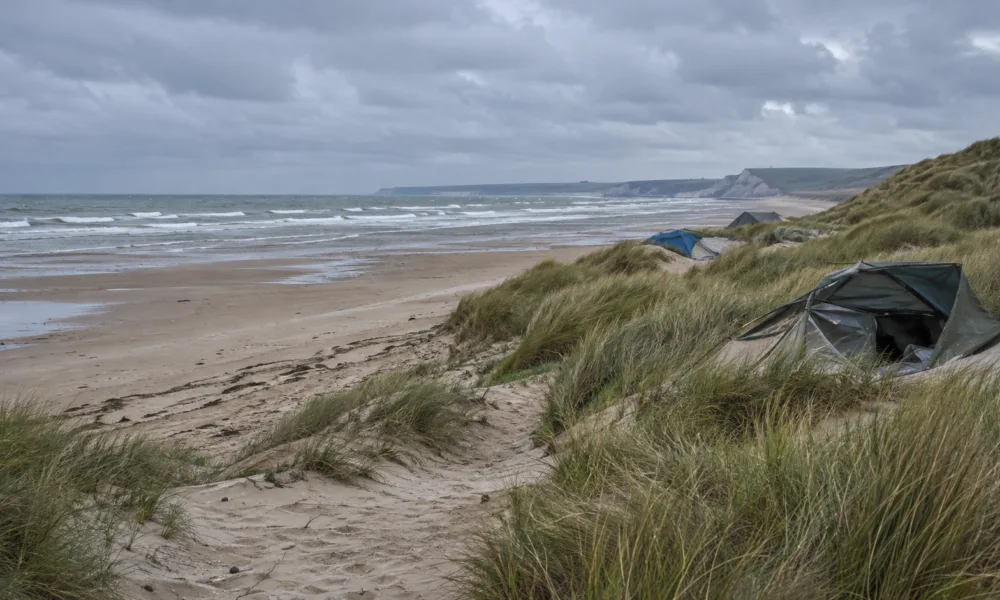 Dziesięć lat po likwidacji „Dżungli” w Calais – na wybrzeżu wciąż koczuje 2-3 tysiące migrantów