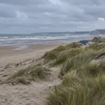 Dziesięć lat po likwidacji „Dżungli” w Calais – na wybrzeżu wciąż koczuje 2-3 tysiące migrantów