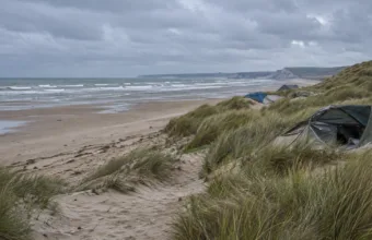 Dziesięć lat po likwidacji „Dżungli” w Calais – na wybrzeżu wciąż koczuje 2-3 tysiące migrantów