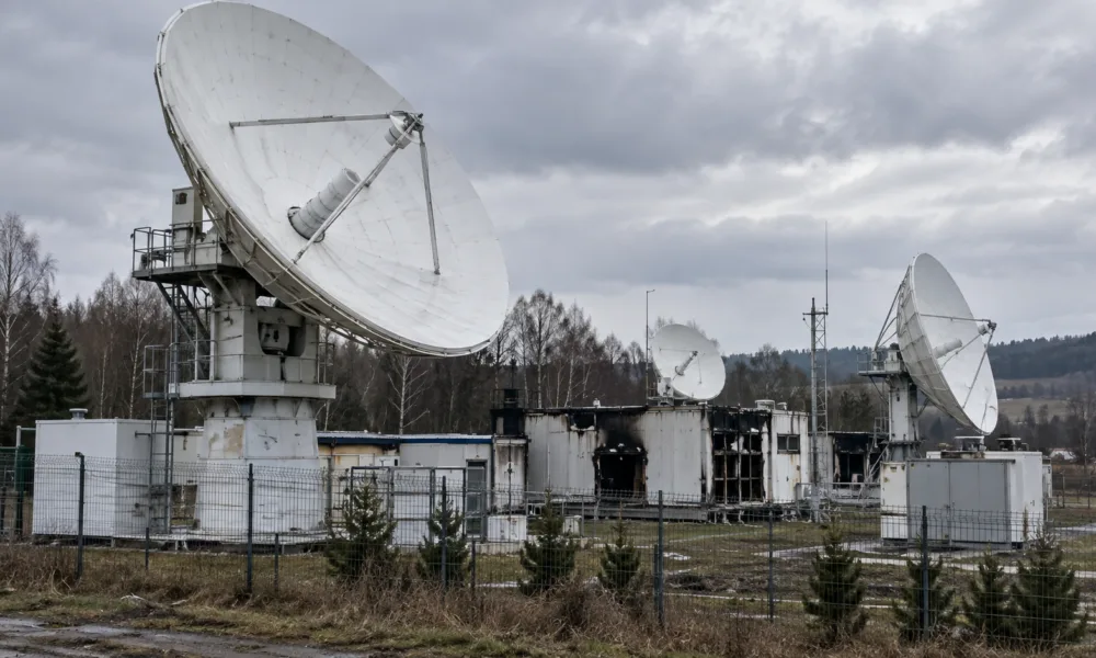 Podpalenie stacji Starlink w Polsce – w Niemczech zatrzymano już cztery osoby, Tusk mówi o „wojnie hybrydowej”