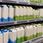 Dwa mleka dla dzieci z Leclerc i Auchan wycofane z powodu rybiego zapachu – co zrobić z kupioną partią