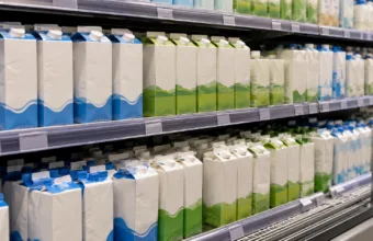 Dwa mleka dla dzieci z Leclerc i Auchan wycofane z powodu rybiego zapachu – co zrobić z kupioną partią
