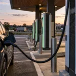 Cena za kWh widoczna na każdej szybkiej ładowarce – Francja wprowadza nowe obowiązki dla operatorów od 2027 r.