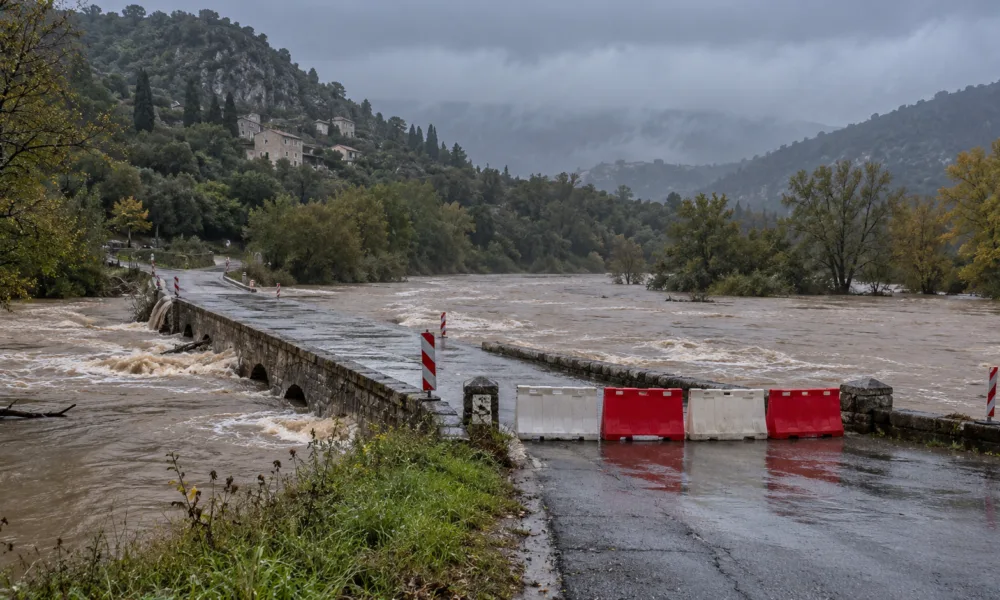 Gard przed nocą ulew – we wtorek 20 października do południa zamknięte żłobki i urzędy w Nîmes, uniwersytet odwołuje zajęcia, stoją pociągi TER