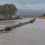 Autostrada A9 zamknięta w Gard między Nîmes-Ouest a Gallargues – zalane drogi w Petite Camargue, po południu szczyt wezbrania Vidourle w Sommières