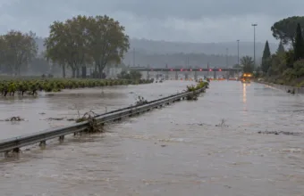 Autostrada A9 zamknięta w Gard między Nîmes-Ouest a Gallargues – zalane drogi w Petite Camargue, po południu szczyt wezbrania Vidourle w Sommières