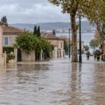 Ulewy w Bouches-du-Rhône – zalane drogi i domy w Istres, Saint-Mitre i Saint-Martin-de-Crau, centrum Saint-Chamas pod wodą