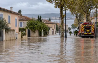 Ulewy w Bouches-du-Rhône – zalane drogi i domy w Istres, Saint-Mitre i Saint-Martin-de-Crau, centrum Saint-Chamas pod wodą