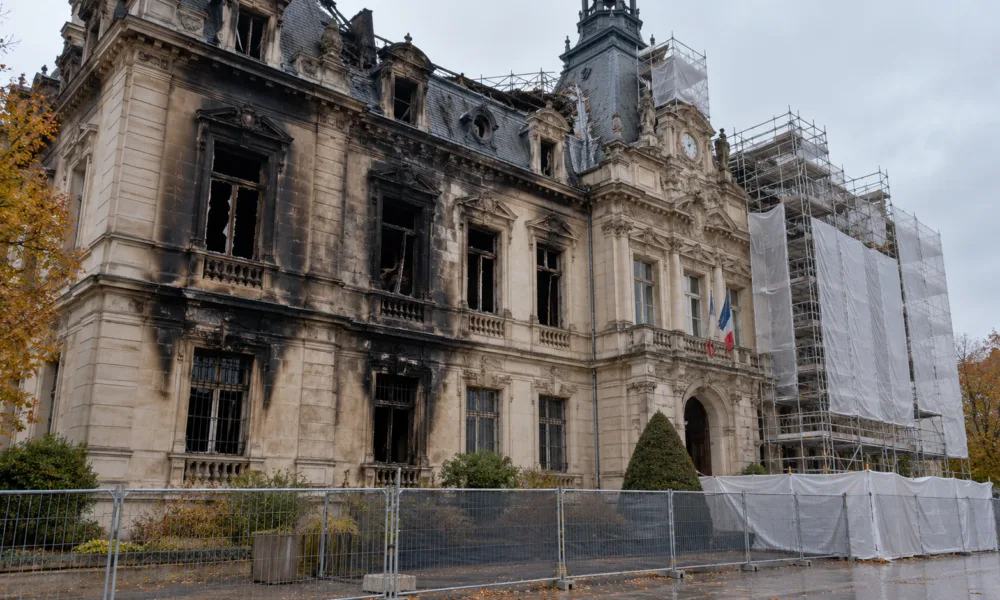 Limoges zbiera pieniądze na ratowanie ratusza spalonego 17 października – publiczna zbiórka z Fundacją Dziedzictwa