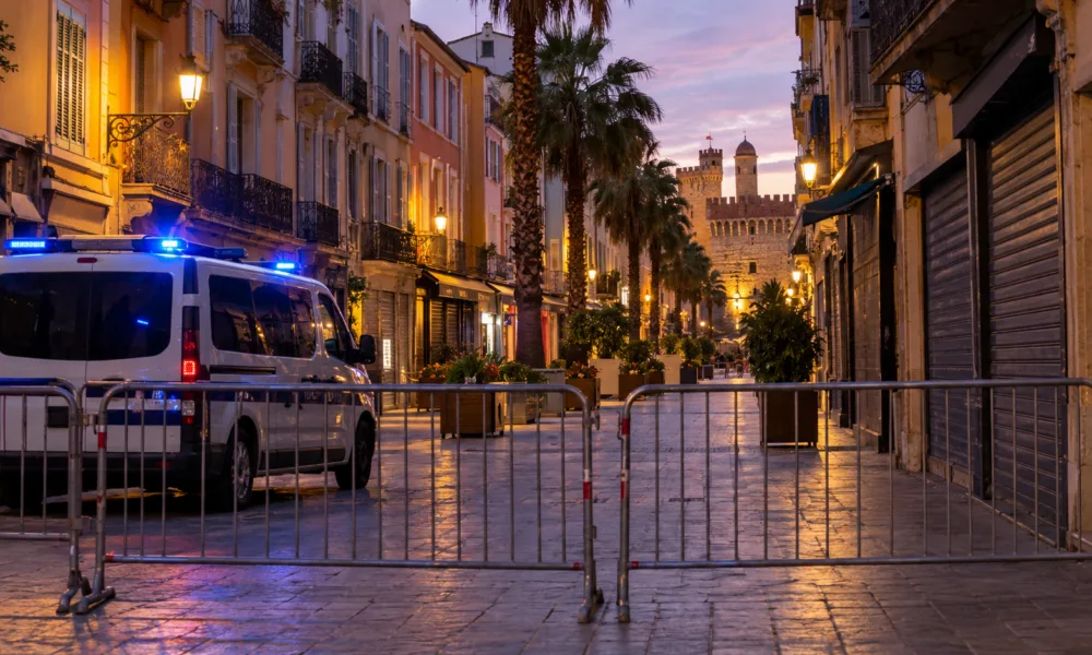 Perpignan przed sobotnią mobilizacją 24 października – zakaz manifestacji w centrum, godzina policyjna dla nieletnich i zgoda na LBD