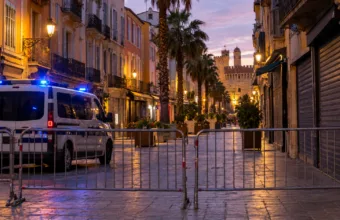 Perpignan przed sobotnią mobilizacją 24 października – zakaz manifestacji w centrum, godzina policyjna dla nieletnich i zgoda na LBD
