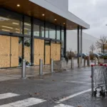 Carrefour liczy straty po grabieżach 17 października – nawet 200 mln euro, akcje sieci tracą ponad 12 procent