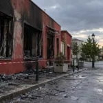 Quetigny pod Dijonem po nocy grabieży – splądrowany Carrefour, tabak i restauracja, spalony budynek centrum socjalnego