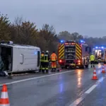 Minibus z 11 osobami przewrócił się na autostradzie A13 w departamencie Yvelines – siedmioro rannych, dwoje w stanie ciężkim