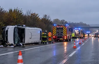 Minibus z 11 osobami przewrócił się na autostradzie A13 w departamencie Yvelines – siedmioro rannych, dwoje w stanie ciężkim