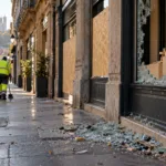 Lyon: od 150 do 200 splądrowanych sklepów na Presqu’île – metropolia uruchamia 10 mln euro pomocy, izba handlowa otwiera jedno okienko dla poszkodowanych