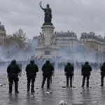 Paryż: policja rozpędza niezgłoszone zgromadzenie na placu Republiki w niedzielę – gaz łzawiący i szarża CRS