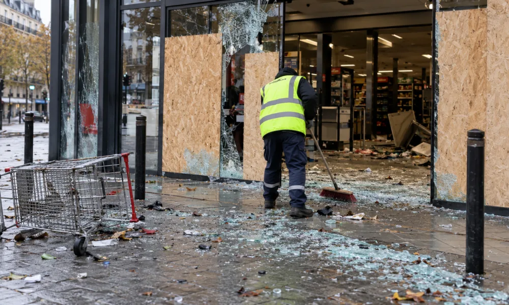 1 500 sklepów poszkodowanych w zamieszkach 17 października – szkody na setki milionów euro, splądrowano około 20 sklepów Carrefour