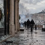 Marsylia: demonstranci wdarli się do ratusza i zdemolowali posterunek policji miejskiej – mer prosi rząd o posiłki