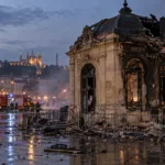 Lyon: zabytkowy pawilon informacji turystycznej na placu Bellecour spłonął podczas protestów – strażacy nie mogli dojechać