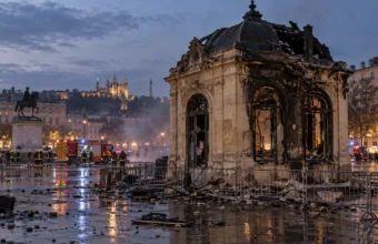 Lyon: zabytkowy pawilon informacji turystycznej na placu Bellecour spłonął podczas protestów – strażacy nie mogli dojechać