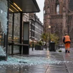 Strasburg po sobotnich zamieszkach – miasto uruchamia pomoc prawną dla poszkodowanych, napisy na katedrze i splądrowane sklepy