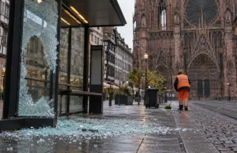 Strasburg po sobotnich zamieszkach – miasto uruchamia pomoc prawną dla poszkodowanych, napisy na katedrze i splądrowane sklepy