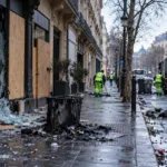 Macron po zamieszkach 17 października: sprawcy zostaną ścigani i ukarani – mer Paryża mówi o „metodycznie zdewastowanych” ulicach