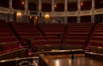 Politycy podzieleni po zamieszkach 17 października – prawica i Zjednoczenie Narodowe popierają policję, Mélenchon krytykuje dowodzenie w Paryżu