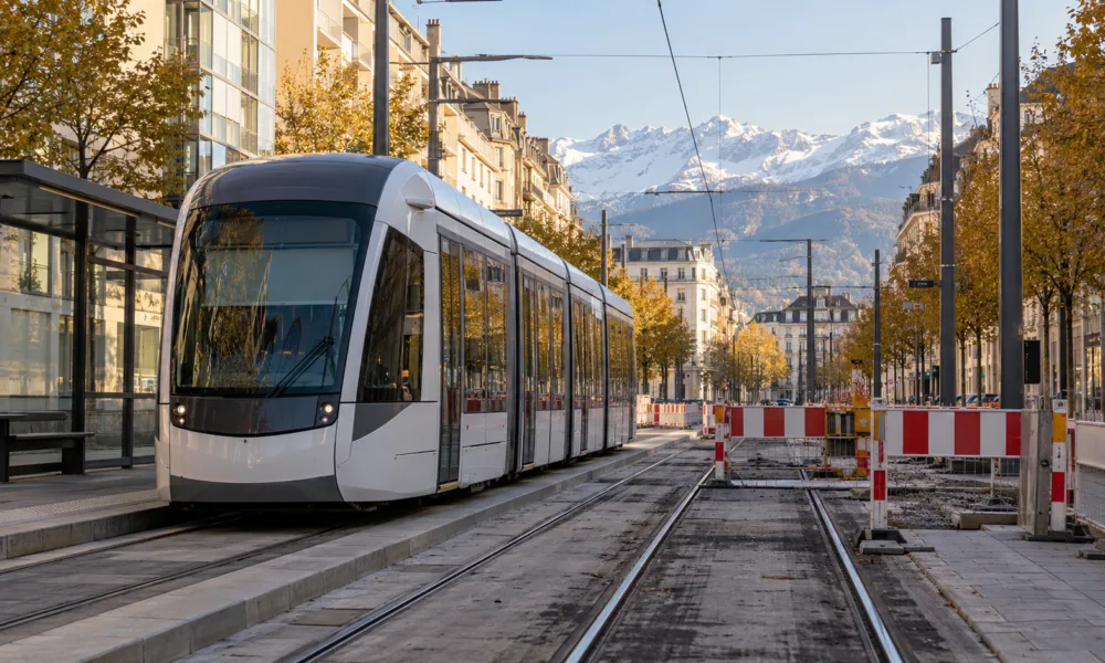 Tramwaje w Grenoble w poniedziałek 19 października mocno ograniczone – linie A i B przecięte na pół po zamieszkach